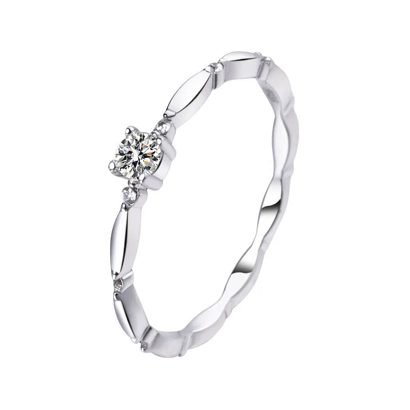 Anel Charlott Moissanite Vintage em Prata Esterlina 925