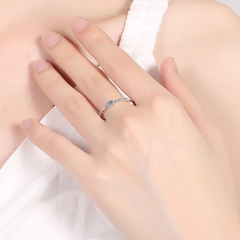 Anel Charlott Moissanite Vintage em Prata Esterlina 925