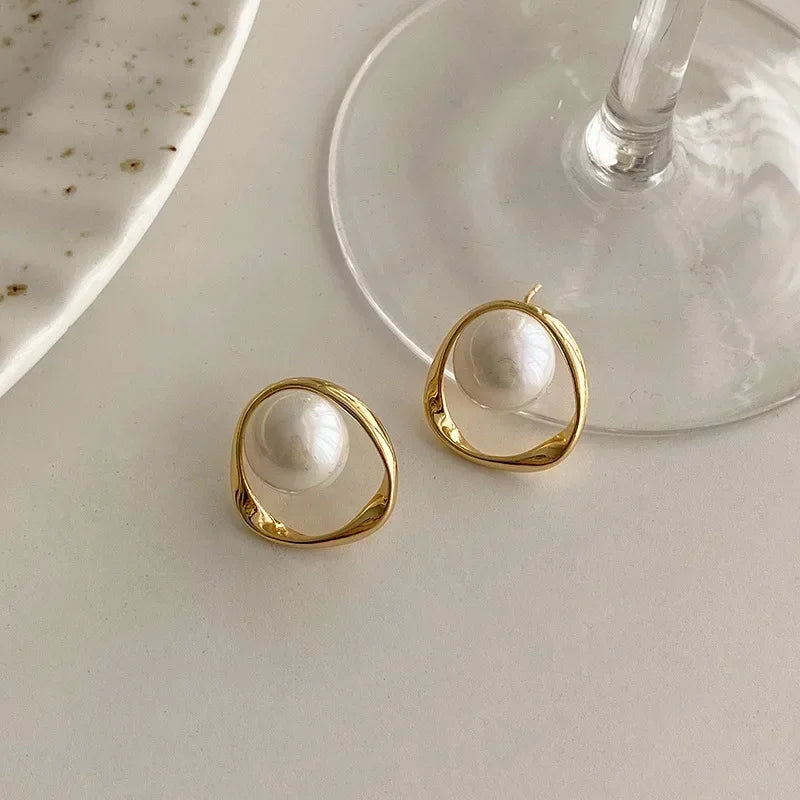 Brincos Charlott de Pérola Irregular Dourada